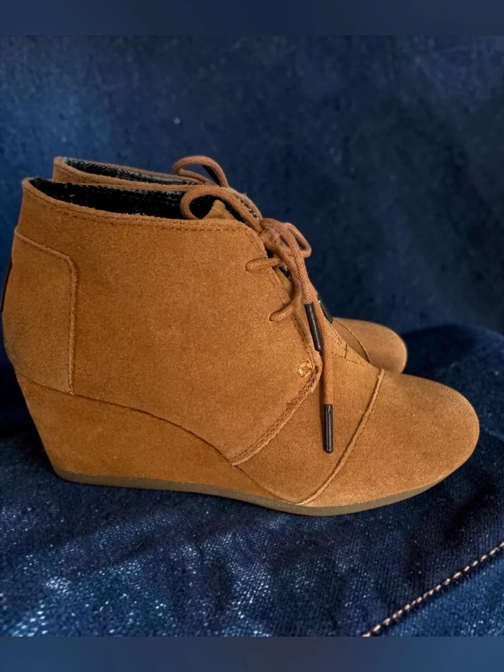 TOMS Desert Wedge Booties Tan Camel Suede Lace Up Heel 7W